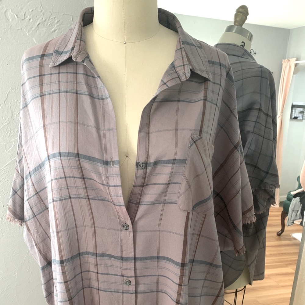 Short sleeve plaid top